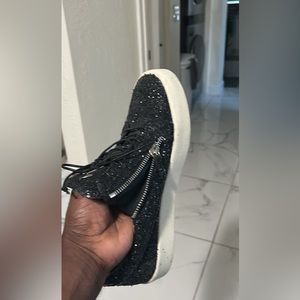 It’s Giuseppe Zanotti in perfect condition with glitter that draw eyes ! Size 11